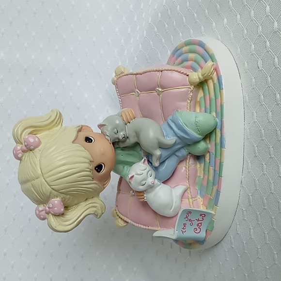 Precious Moments Home Is Where My Cats Are Figurine - Picture 1 of 6